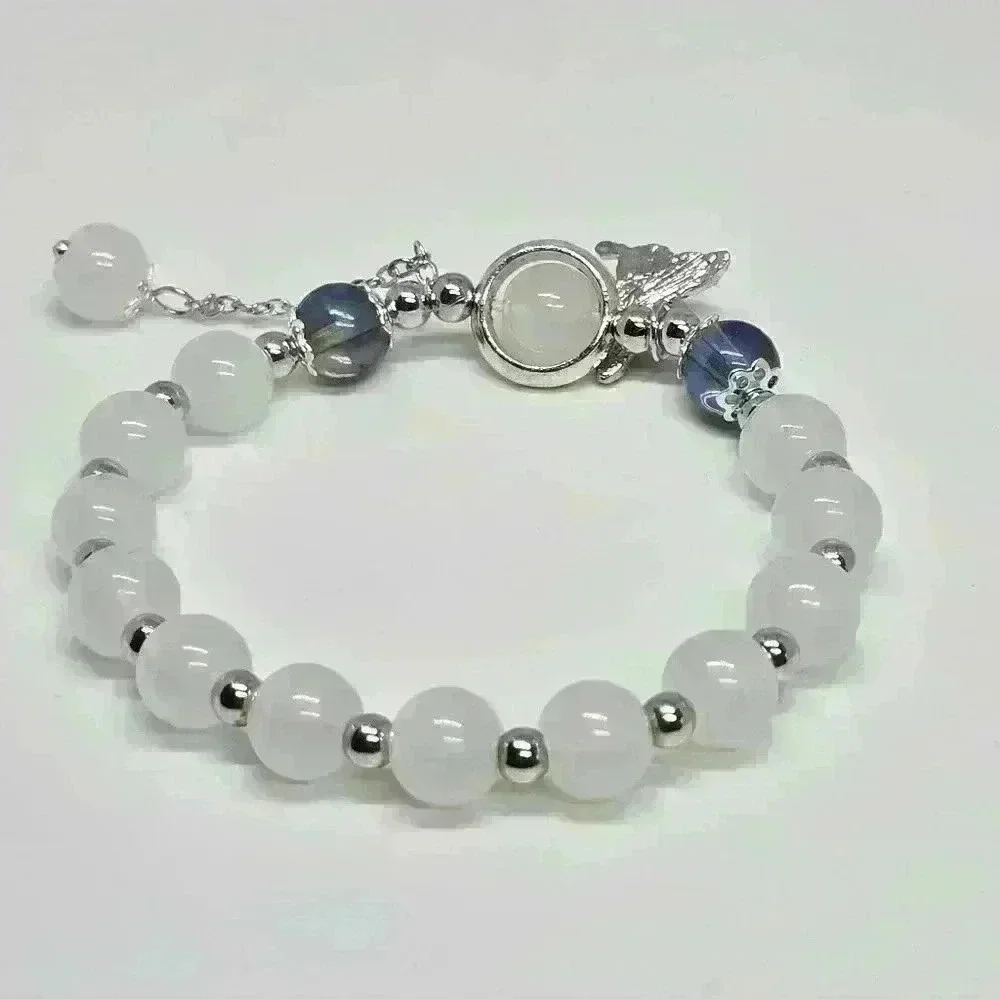 NWOT Beautiful White Bead Stretch Bracelet with Butterfly Pendant - Picture 2 of 2